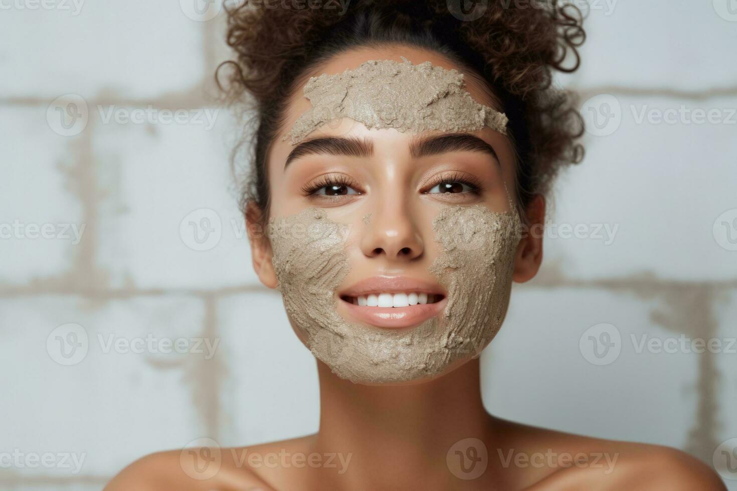 une magnifique femme avec court cheveux appliquant une fait maison flocons d'avoine faciale masque pour exfoliation relaxant spa Contexte avec vide espace pour texte photo