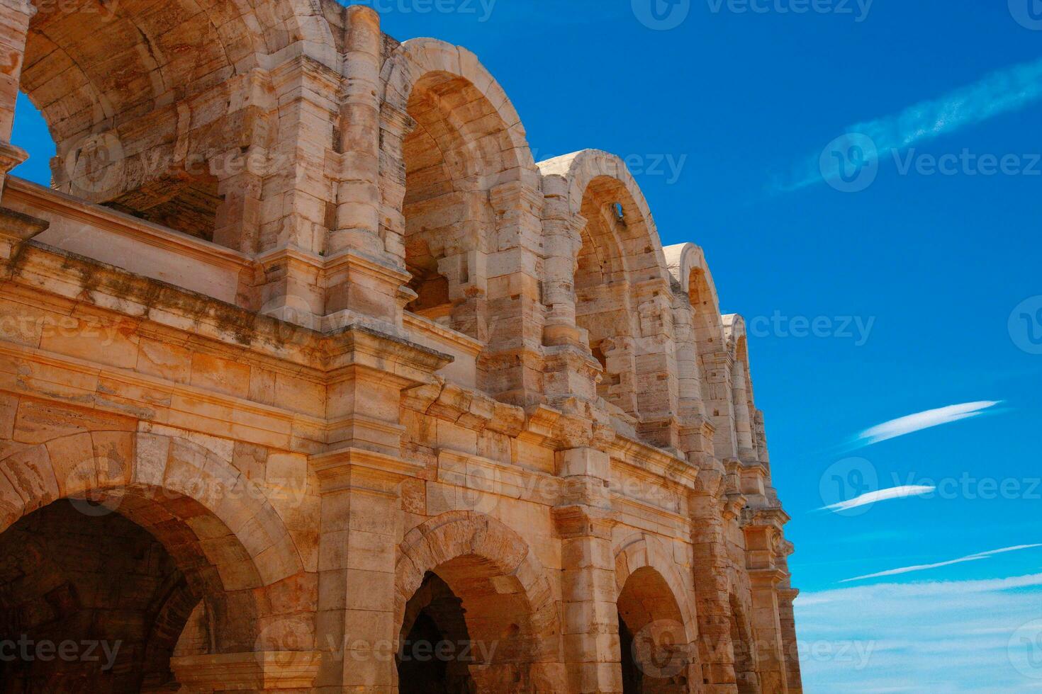 vieux magnifique amphithéâtre dans Arles, France photo