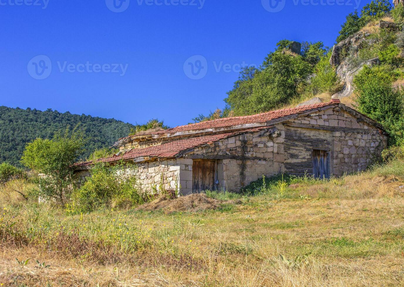 vieux abandonné maison avec carrelé rouge toit avec bleu ciel photo