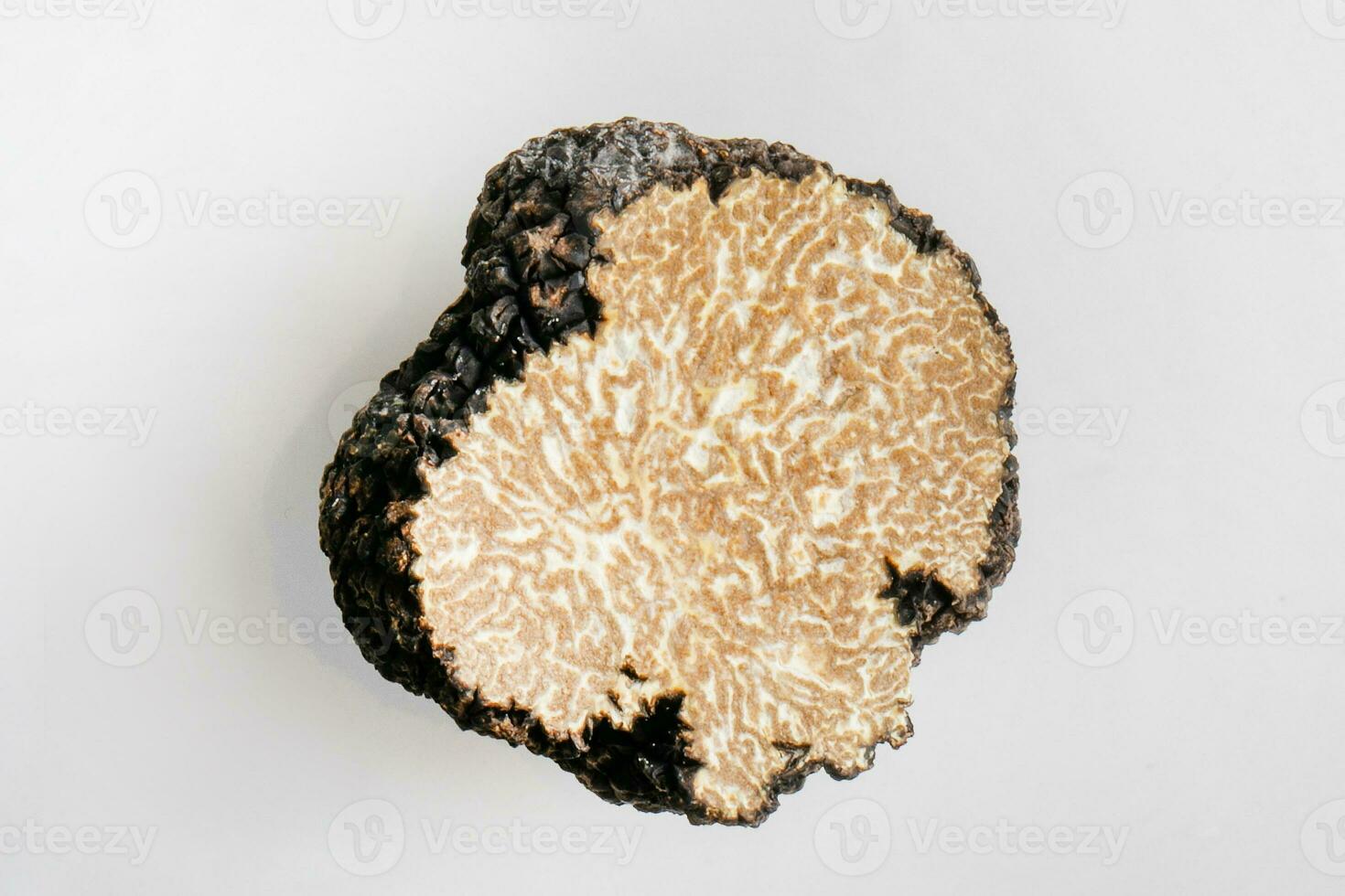 macro coup de noir truffe champignon plein et Couper isolé sur blanc Contexte photo