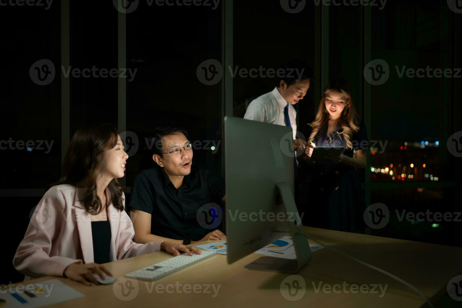 groupe de affaires gens travail dans Bureau à nuit. affaires concept. photo