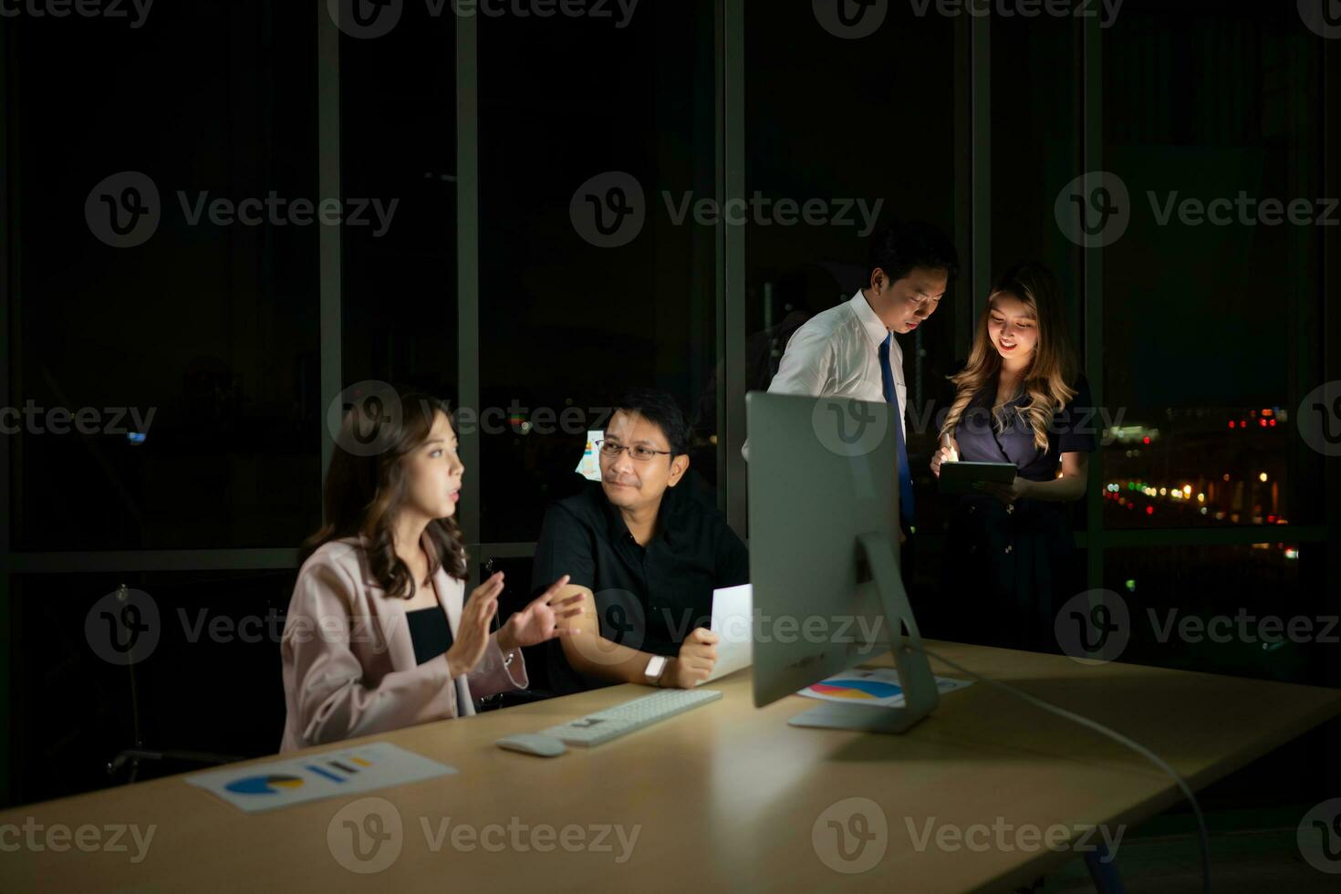 groupe de affaires gens travail dans Bureau à nuit. affaires concept. photo