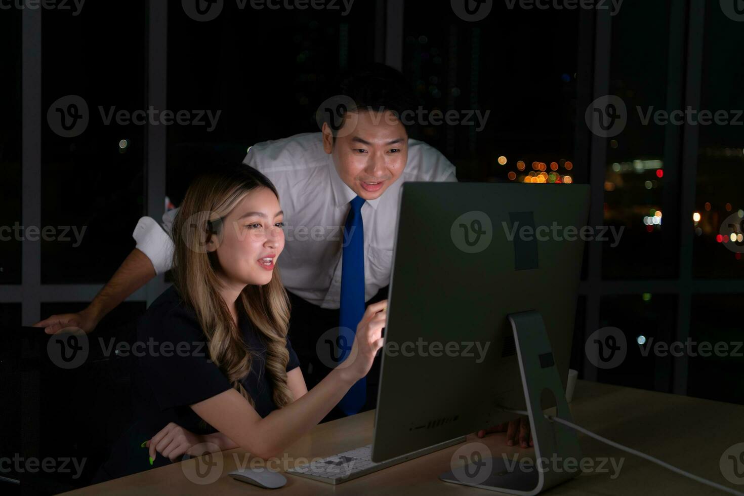 tous les deux de Jeune asiatique courtier international Stock les commerçants travail ensemble sur bureau à nuit bureau, international financier investissement entreprise concept photo