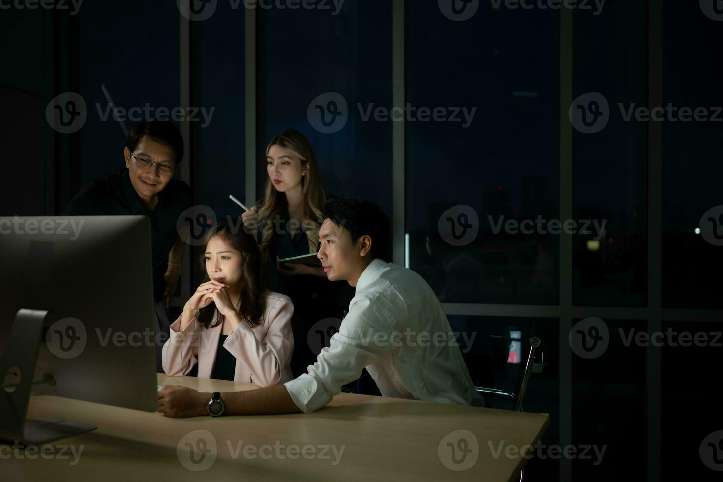 groupe de affaires gens travail dans Bureau à nuit. affaires concept. photo