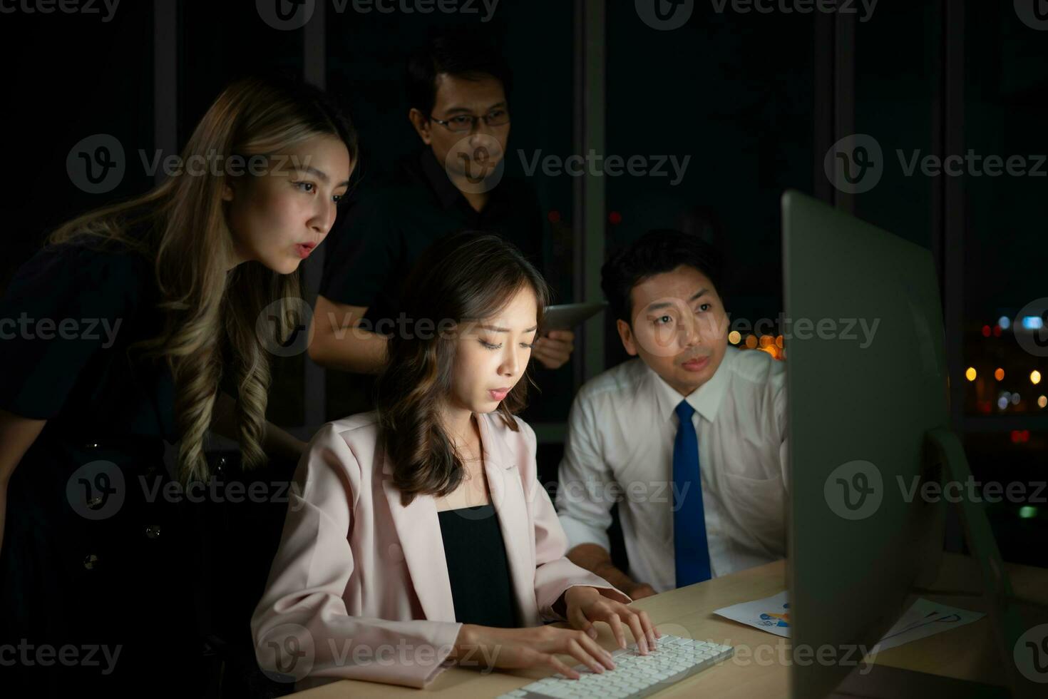 groupe de affaires gens travail dans Bureau à nuit. affaires concept. photo