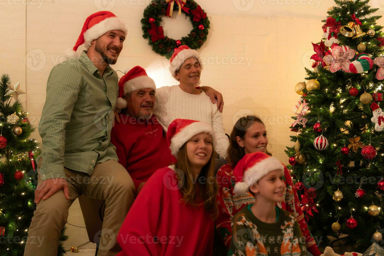 joyeux Noël et content vacances de bonne humeur famille célébrer Noël à maison. photo