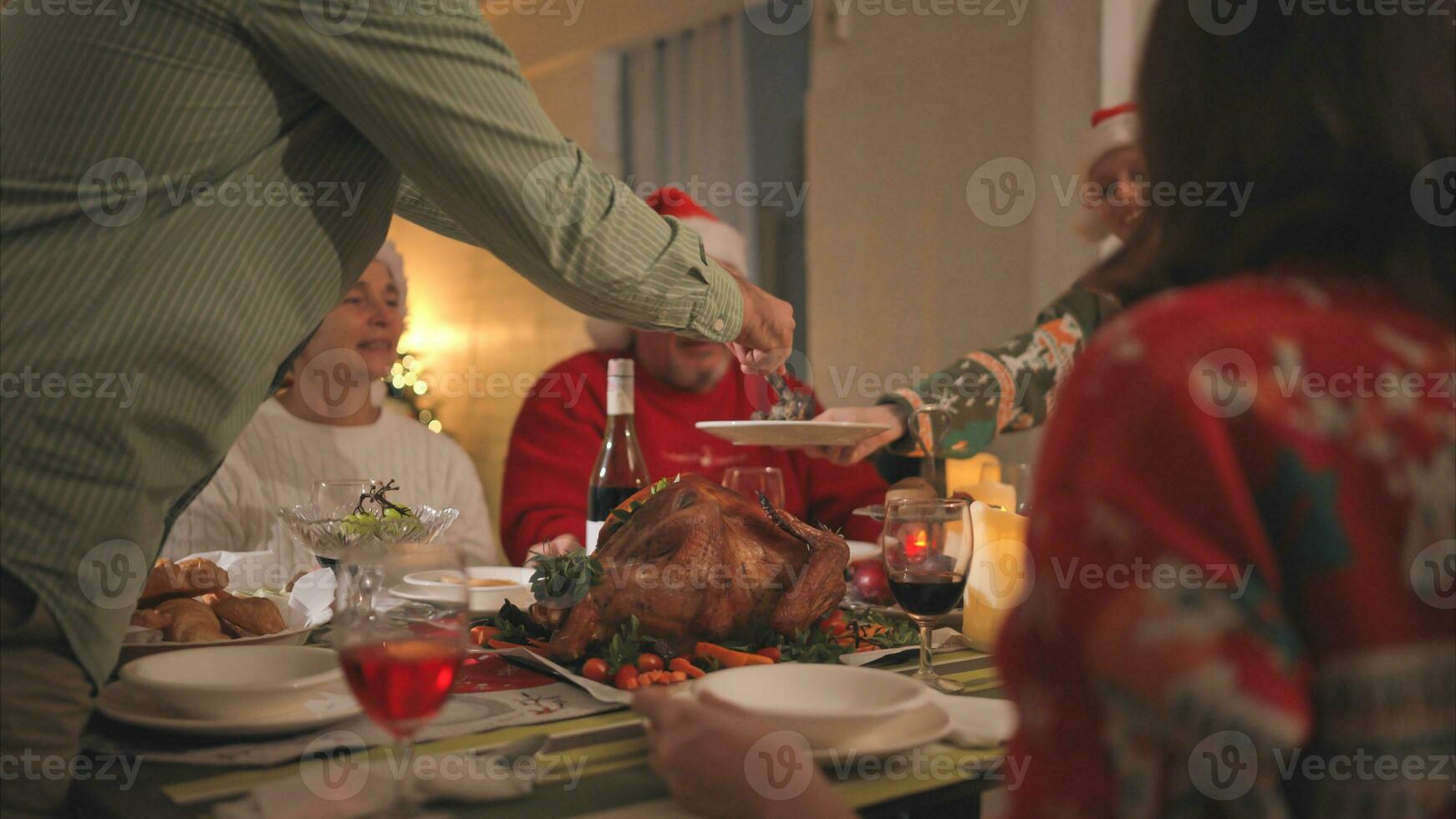 fermer de Sénior couple tandis que mon fils a été couper en haut une rôti dinde pour Noël dîner. photo