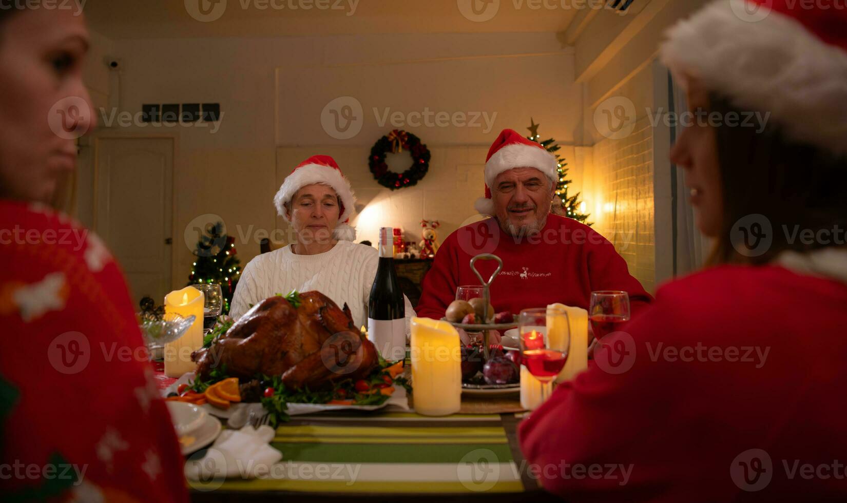 joyeux Noël et content vacances de bonne humeur famille célébrer Noël à maison. photo