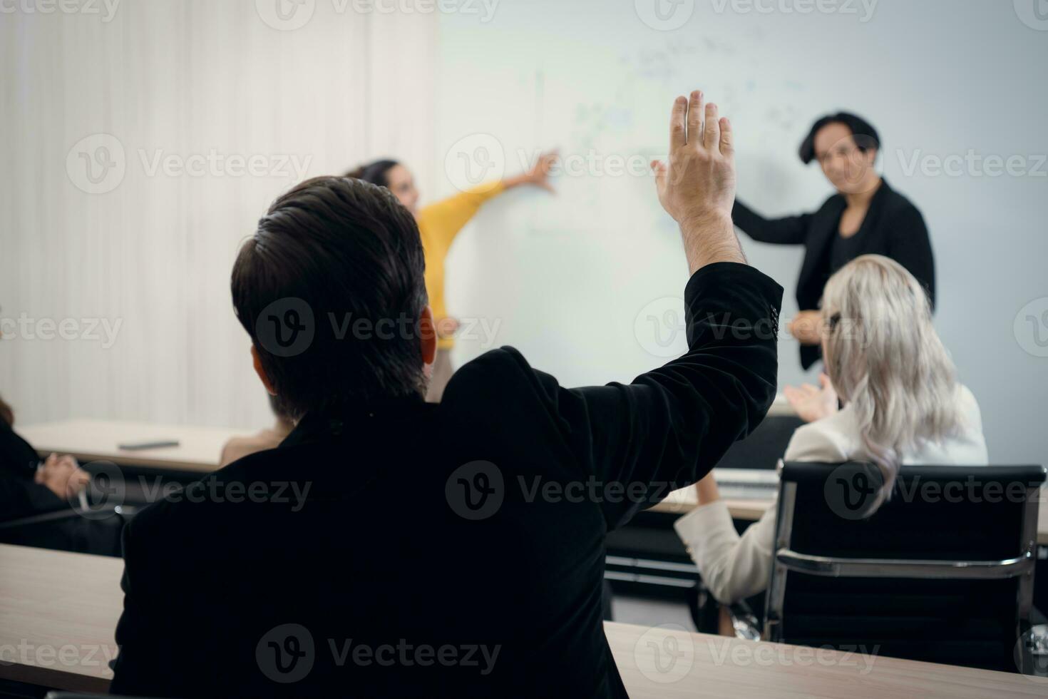 femme d'affaires donnant présentation à une groupe de gens dans une conférence pièce photo