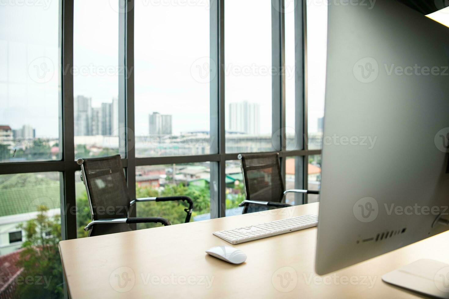 Bureau lieu de travail avec ordinateur sur en bois table et ville vue photo