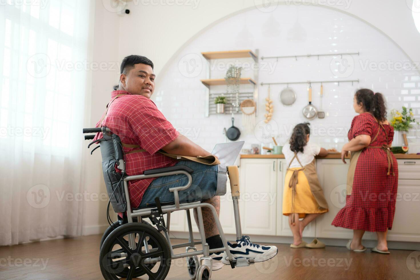 une grande taille famille avec une père portant une prothétique jambe, elles ou ils Heureusement faire petit déjeuner ensemble dans le dans le cuisine pièce de le maison photo