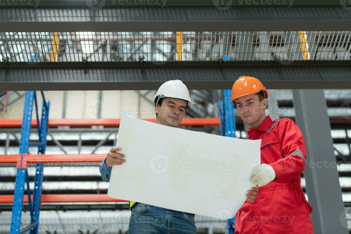 portrait de deux ingénieur discuter plans de électrique train machinerie avant subissant ordinaire inspection après étant utilisé pour transportant les passagers pour une période de temps photo