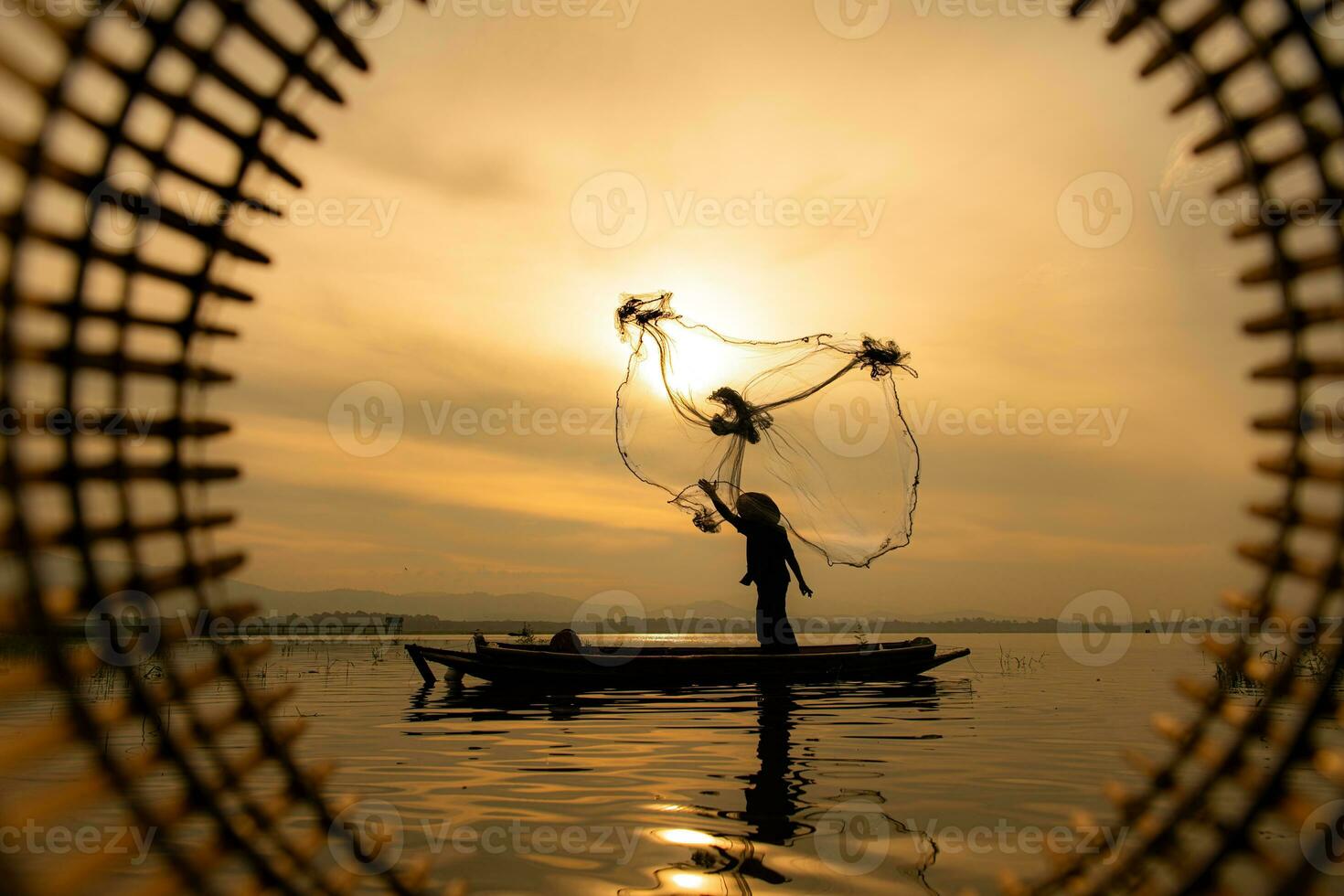 silhouette de pêcheur à lever du soleil, permanent une planche une aviron bateau et moulage une net à capture poisson pour nourriture photo