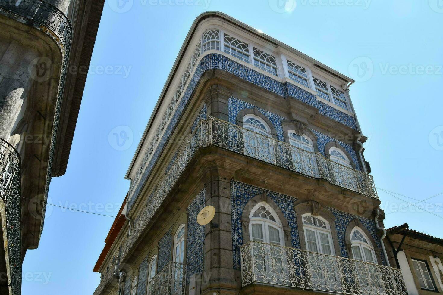 une bâtiment avec bleu et blanc carrelage sur le à l'extérieur photo