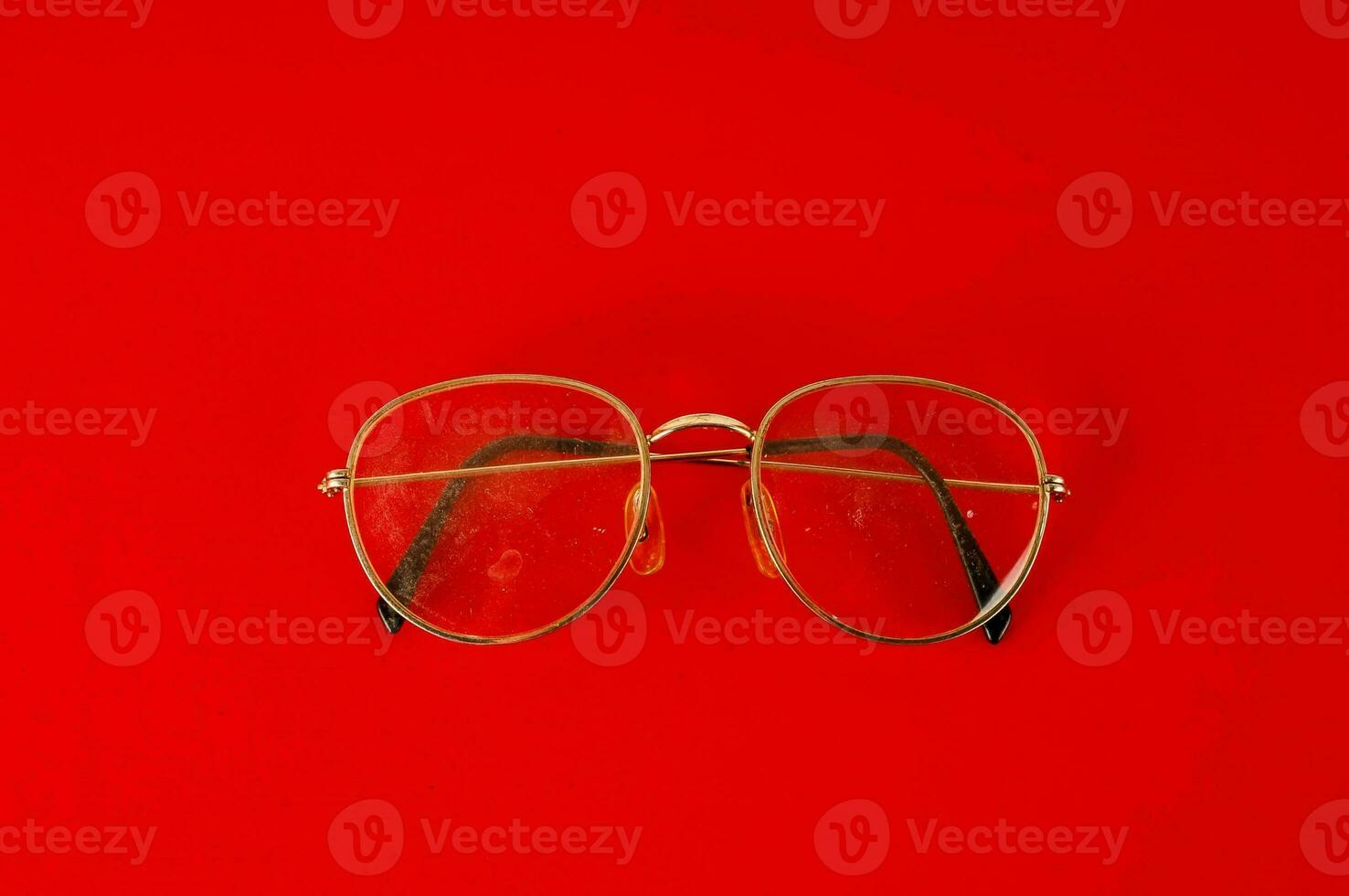 une paire de des lunettes sur une rouge Contexte photo