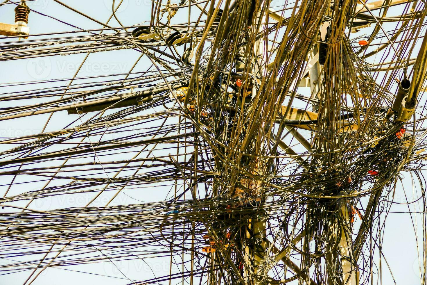 une proche en haut de fils et câbles sur une pôle photo