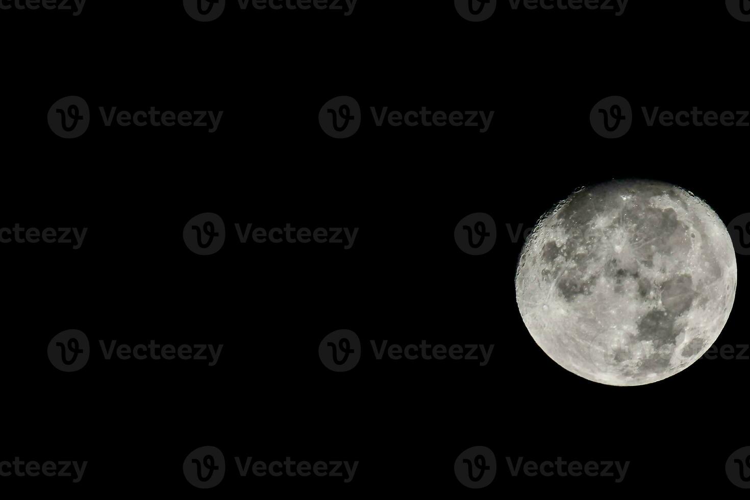 le lune est vu dans le foncé ciel photo