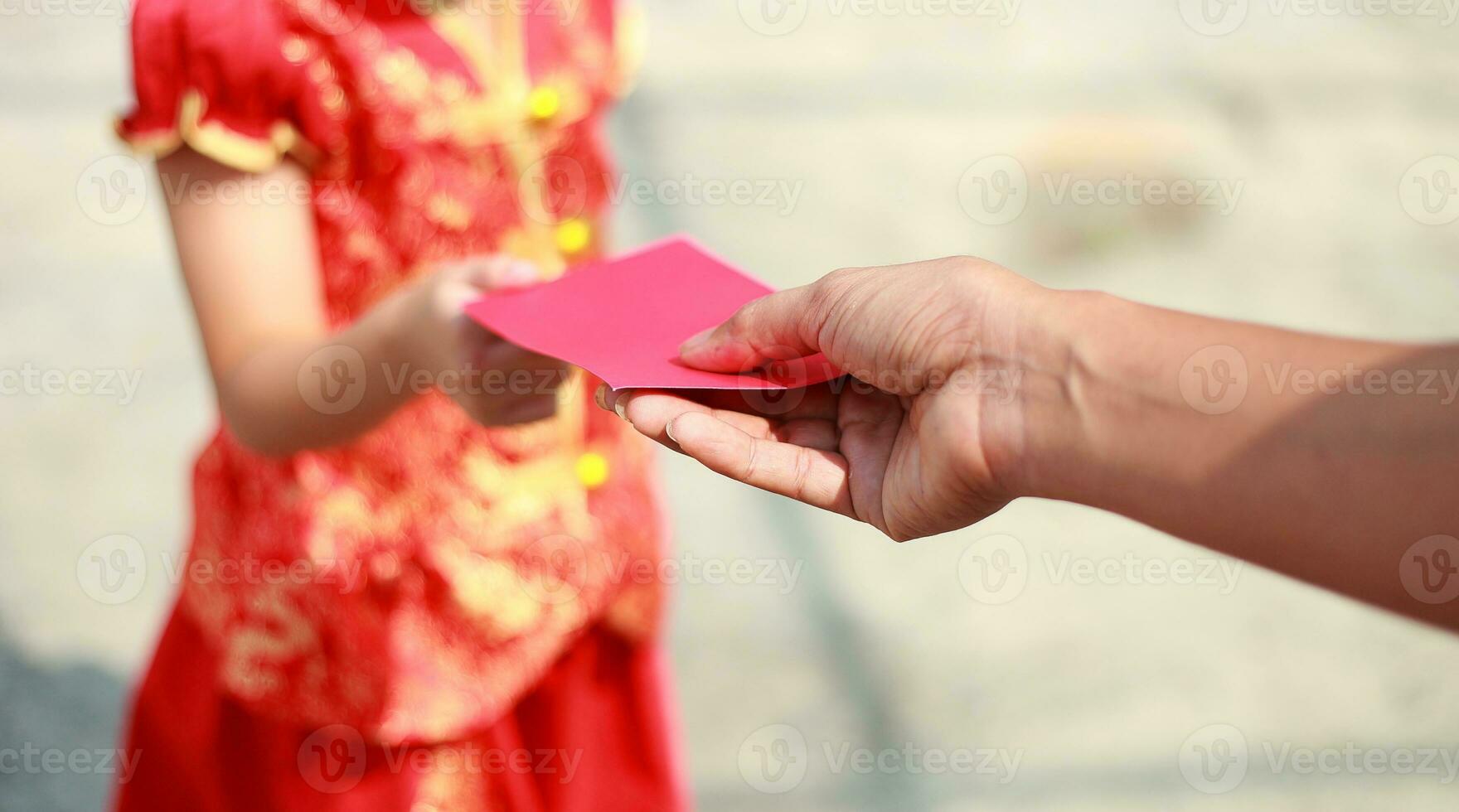 main donner argent dans rouge envelopper à un autre - chinois Nouveau année photo