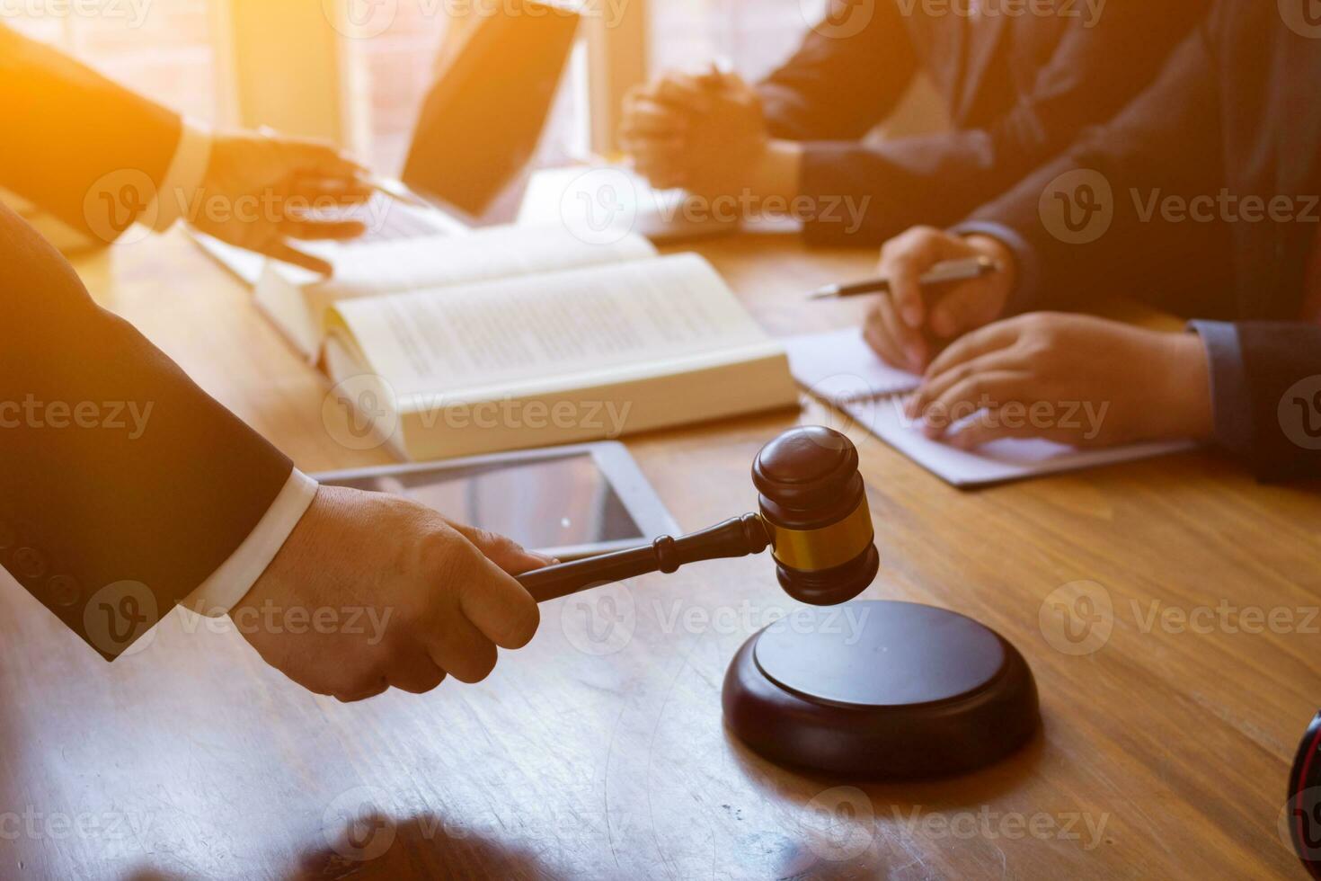 le avocat Bureau est ouvert à fournir Conseil sur légal problèmes donc cette ceux qui avoir besoin légal assistance pouvez viens à recevoir précis Conseil et conseil. légal conseiller concept. photo