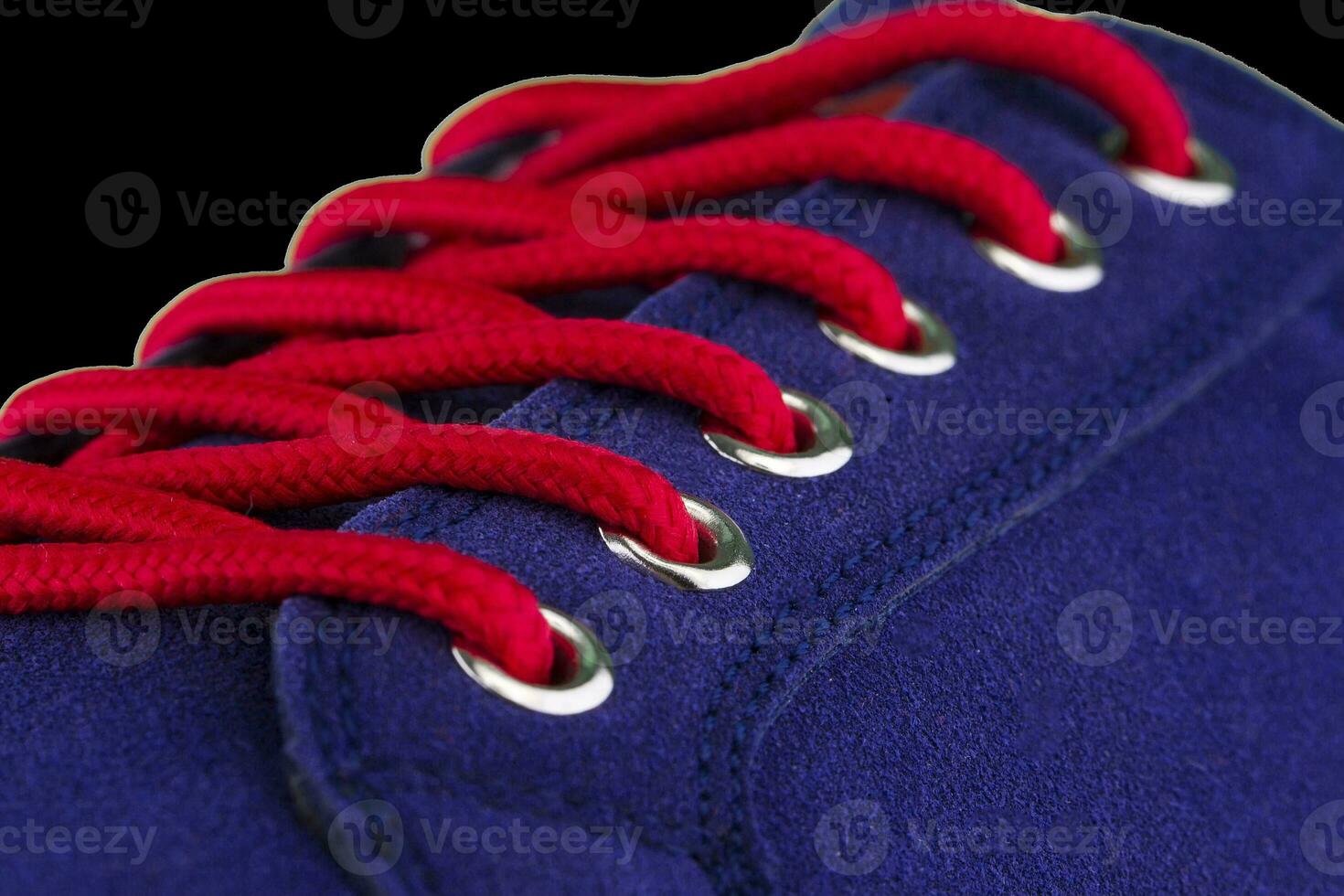 une fragment de une bleu baskets avec rouge lacets proche en haut. baskets texture photo