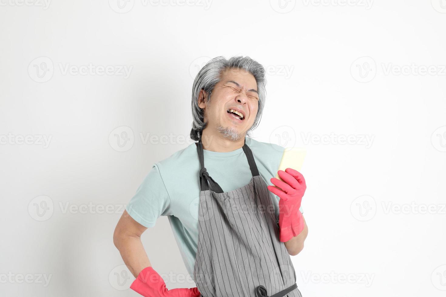 femme de ménage asiatique isolée photo
