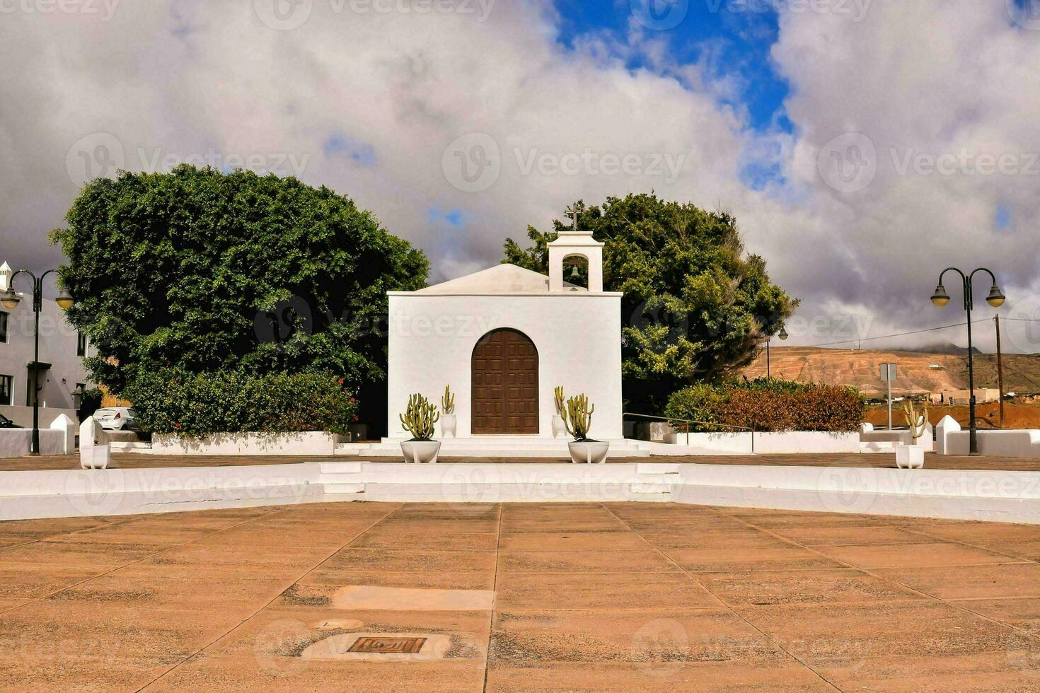 une blanc église avec une grand blanc bâtiment dans le milieu photo