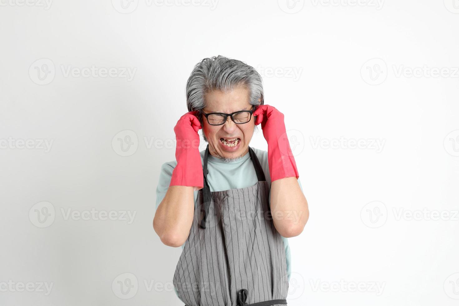 femme de ménage asiatique isolée photo