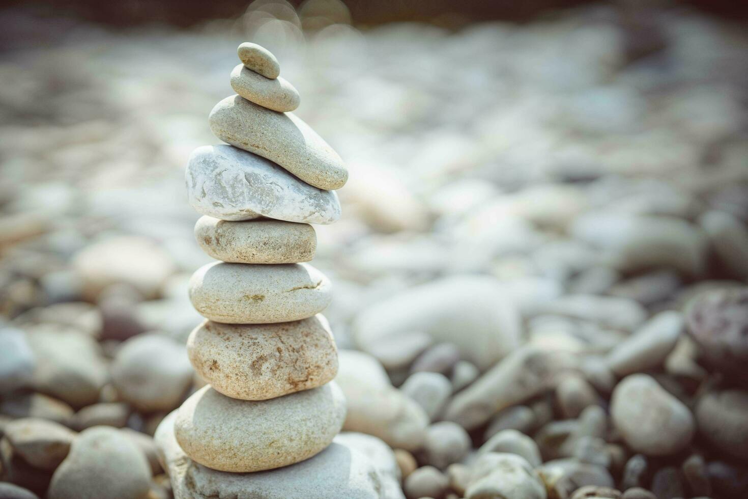 pyramide de des pierres sur le rivière banque. Zen Zen concept. photo