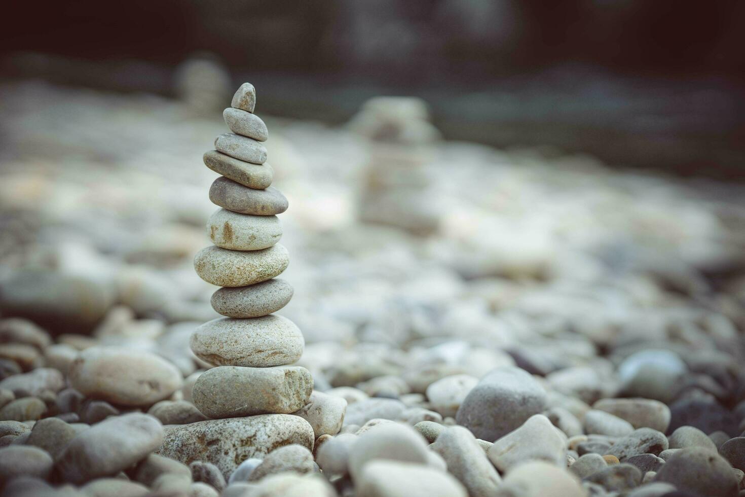 pyramide de des pierres sur le rivière banque. Zen Zen concept. photo