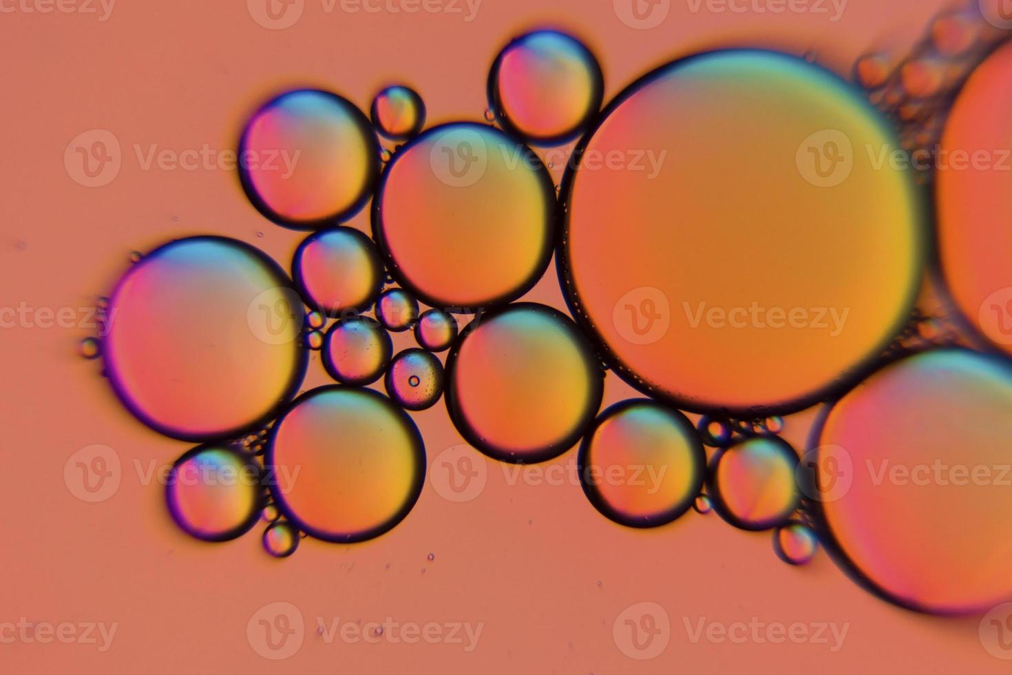 bulles d'huile de couleur orange dans un liquide photo