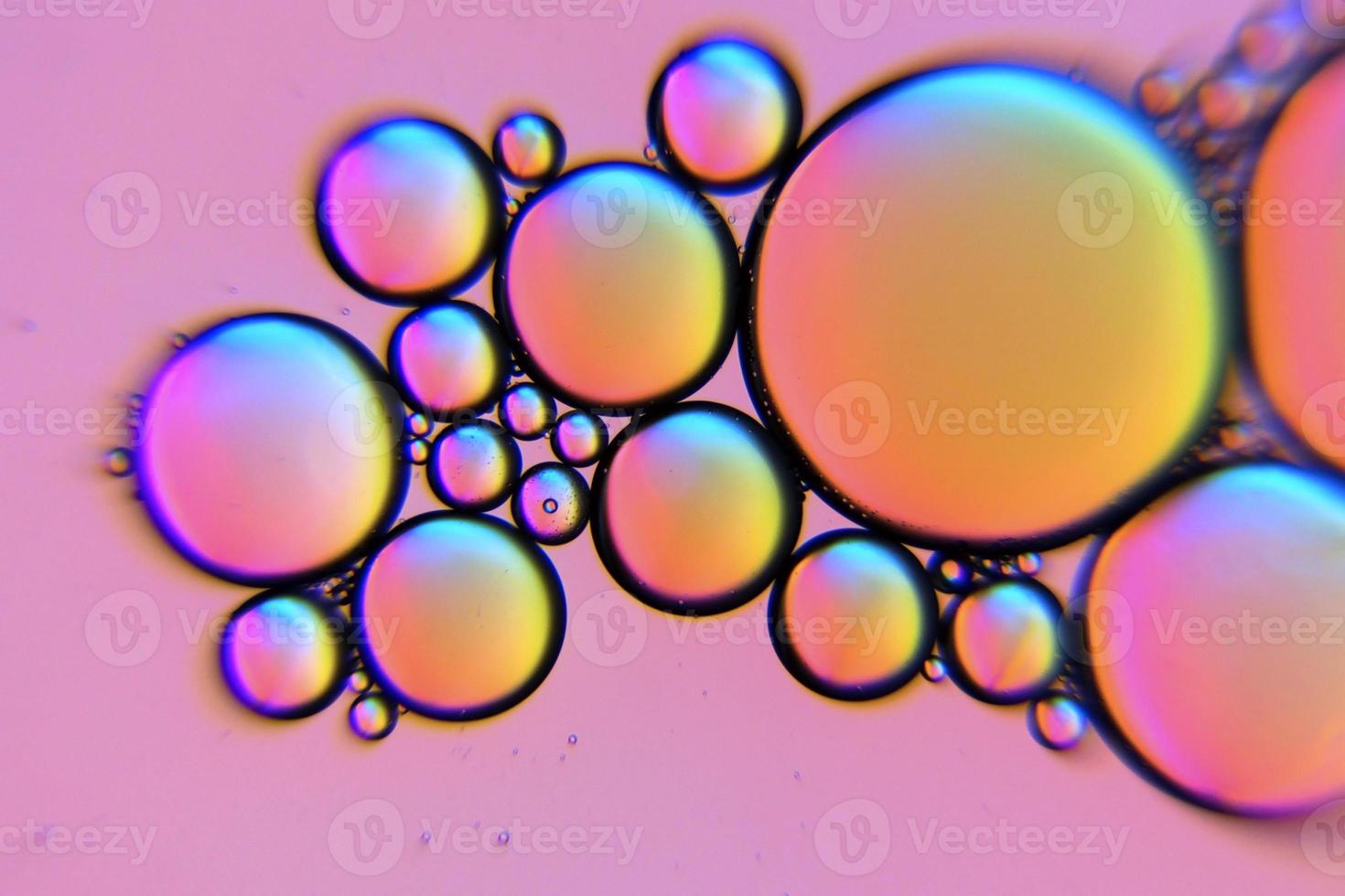 bulles d'huile roses dans un liquide photo