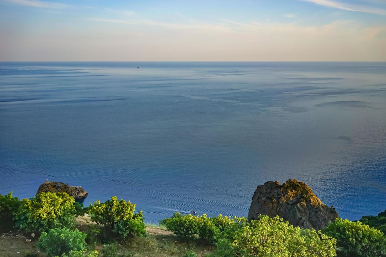 paysage marin avec vue sur le littoral envahi par la végétation. photo