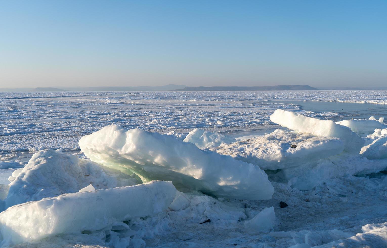 blocs de glace sur le fond de la mer gelée photo