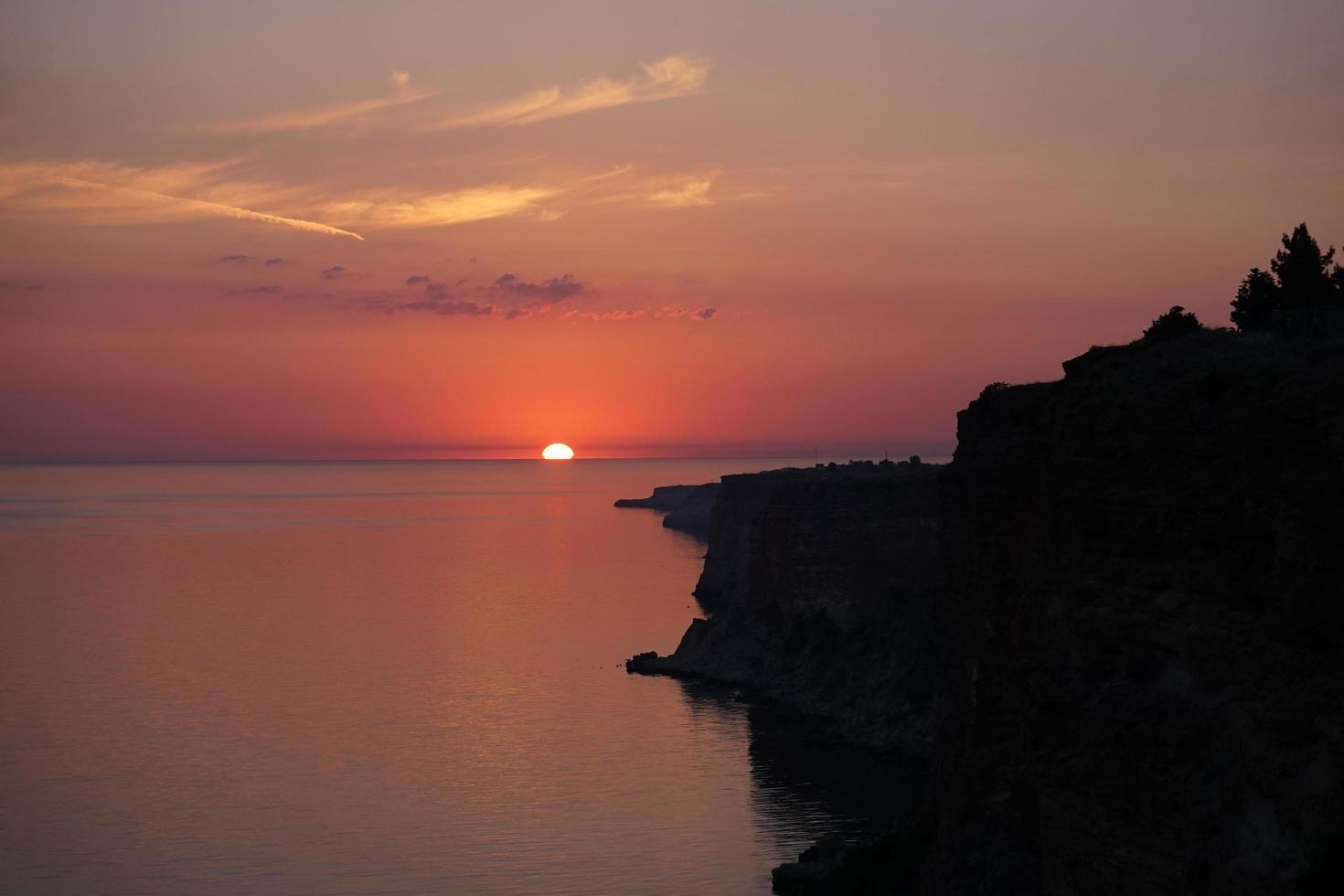 magnifique coucher de soleil sur la mer et le littoral. photo