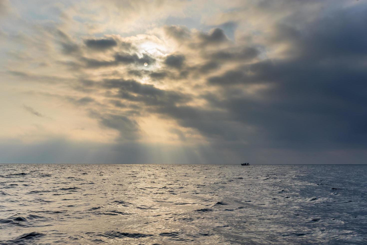 la mer par temps nuageux et brumeux avec bateau flottant photo