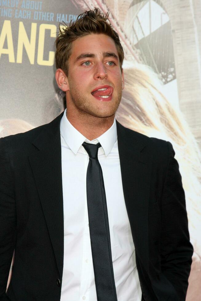 los angeles août 23 oliver jacksoncohen arrive à le Aller le distance los angeles première à graumans chinois théâtre sur août 23 2010 dans los angeles Californie photo