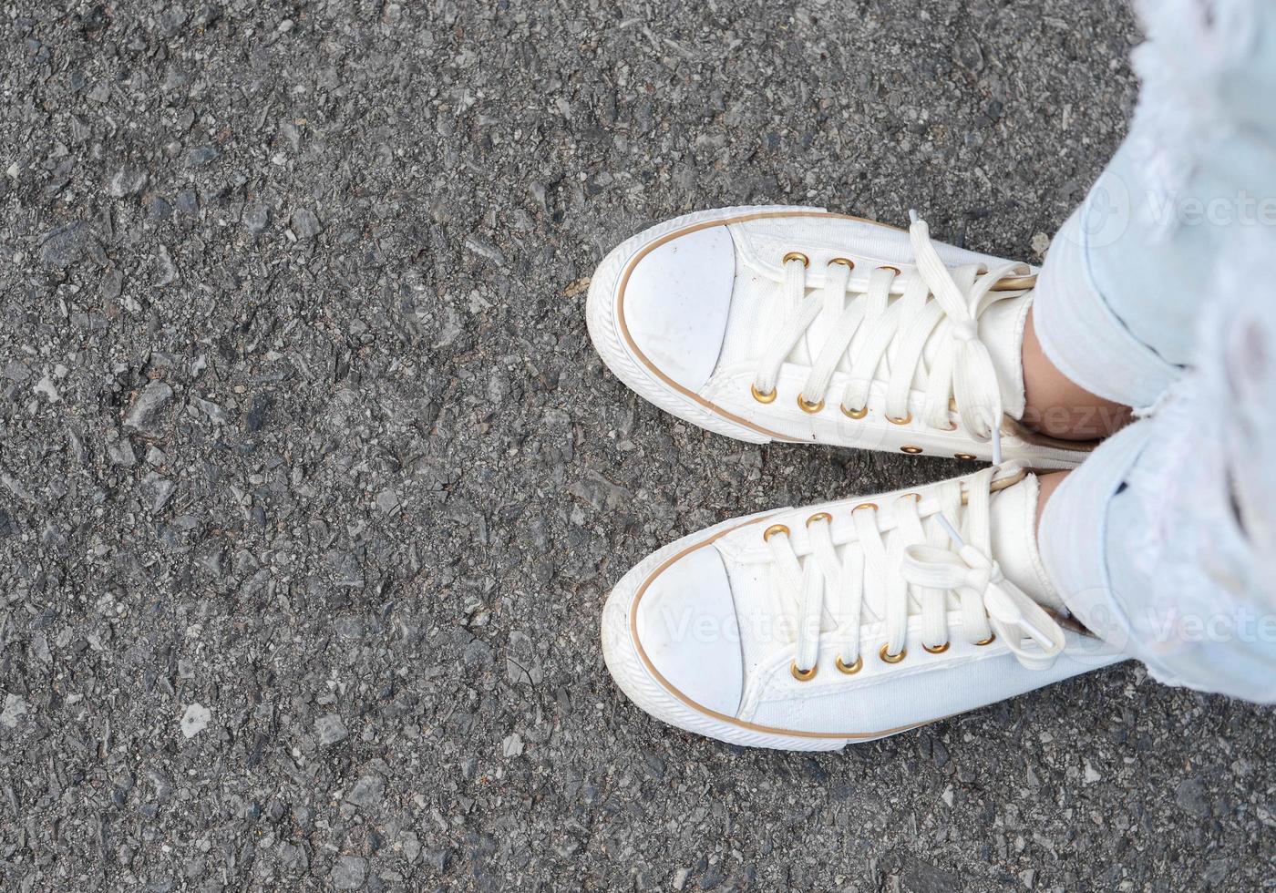 chaussures décontractées blanches prenant la décision photo