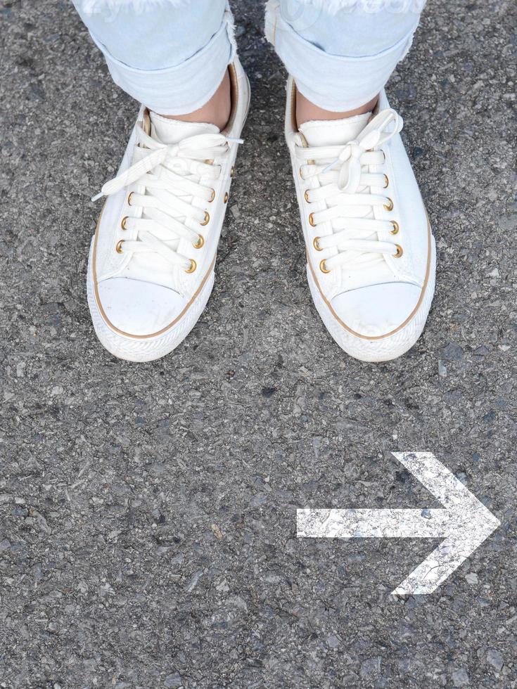 chaussures décontractées blanches prenant la décision photo