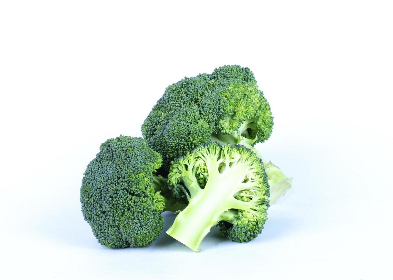 Groupe de légumes brocoli sur fond blanc photo