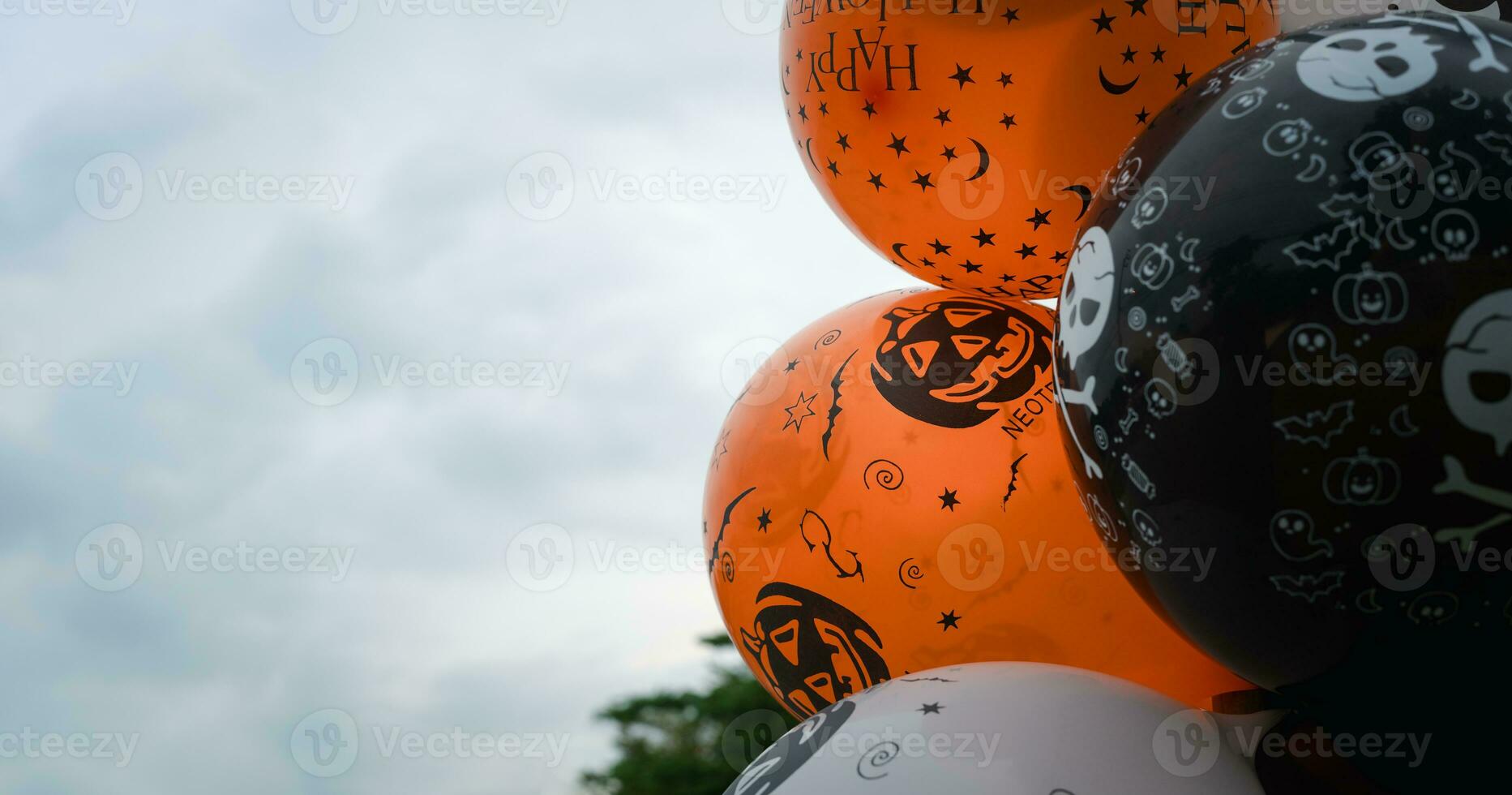 noir, blanc et Orange des ballons décoration pour Halloween. photo