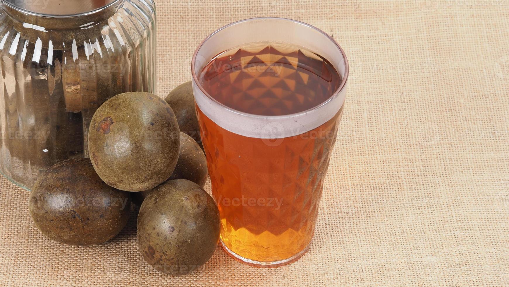 fruit de moine ou luo han guo. fruits secs pour une boisson édulcorante saine. photo