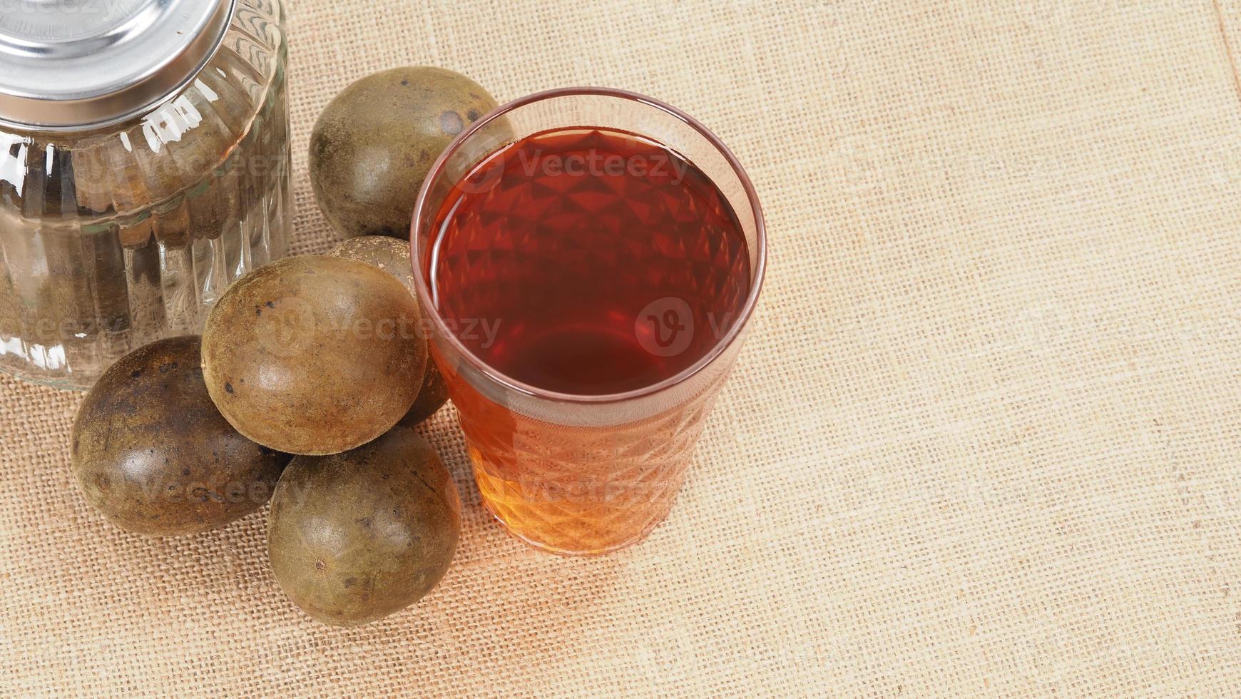 fruit de moine ou luo han guo. fruits secs pour une boisson édulcorante saine. photo