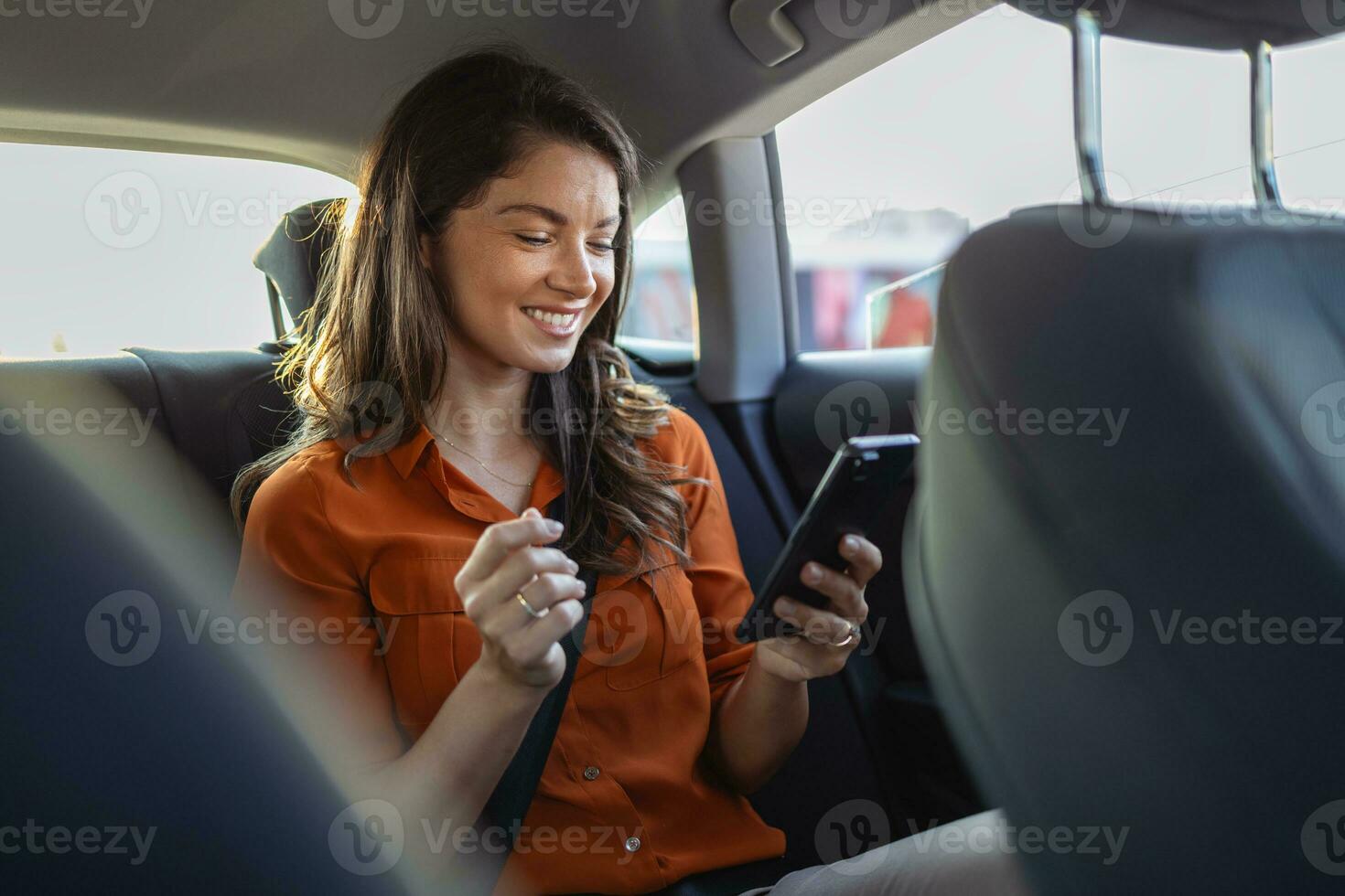 réussi Jeune femme d'affaires dans Bureau vêtements travail en utilisant intelligent téléphone dans séance retour siège de voiture dans Urbain moderne ville dans nuit. gens professionnel Burnout syndrome concept. photo