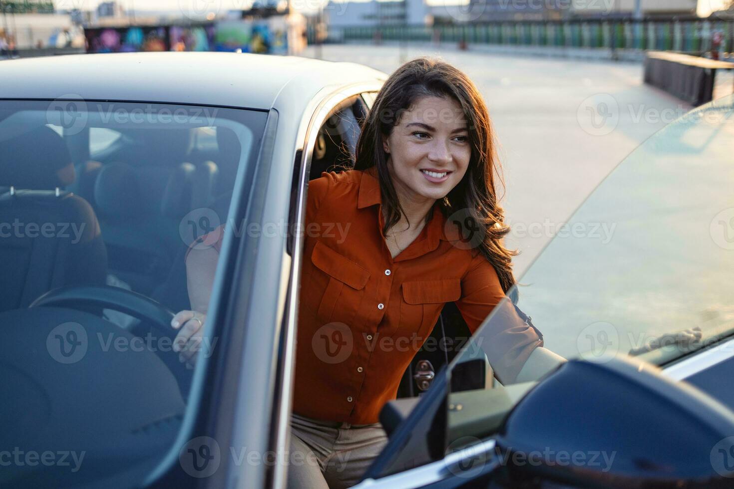 content attrayant femme ou affaires Dame avoir en dehors de sa moderne voiture, transport concept photo