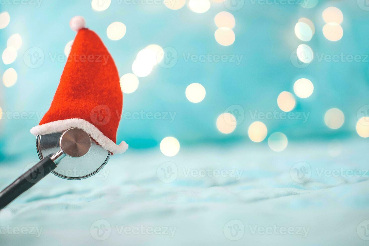 Stéthoscope Dans Un Bonnet De Noel Sur Fond De Guirlandes Floues