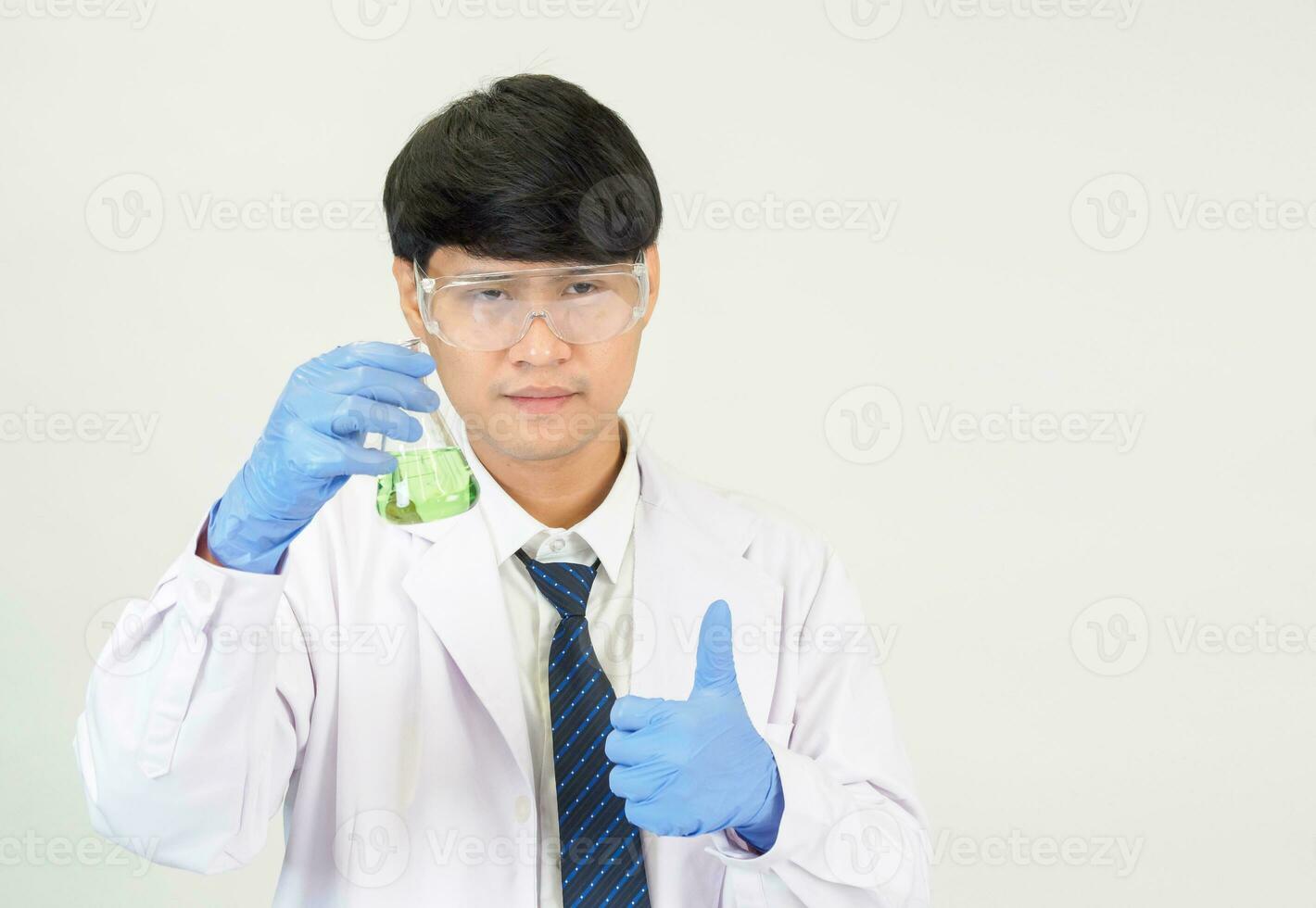 portrait asiatique homme étudiant scientifique ou médecin Regardez main en portant réactif mélange laboratoire dans science recherche laboratoire avec tester tubes de divers Taille dans laboratoire chimie laboratoire blanc Contexte photo