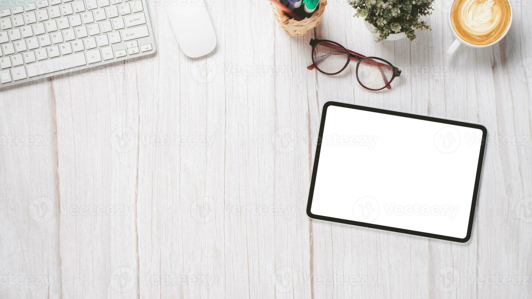 blanc en bois bureau avec Vide écran tablette, clavier, souris, monocle et tasse de café, Haut vue plat allonger avec copie espace. photo