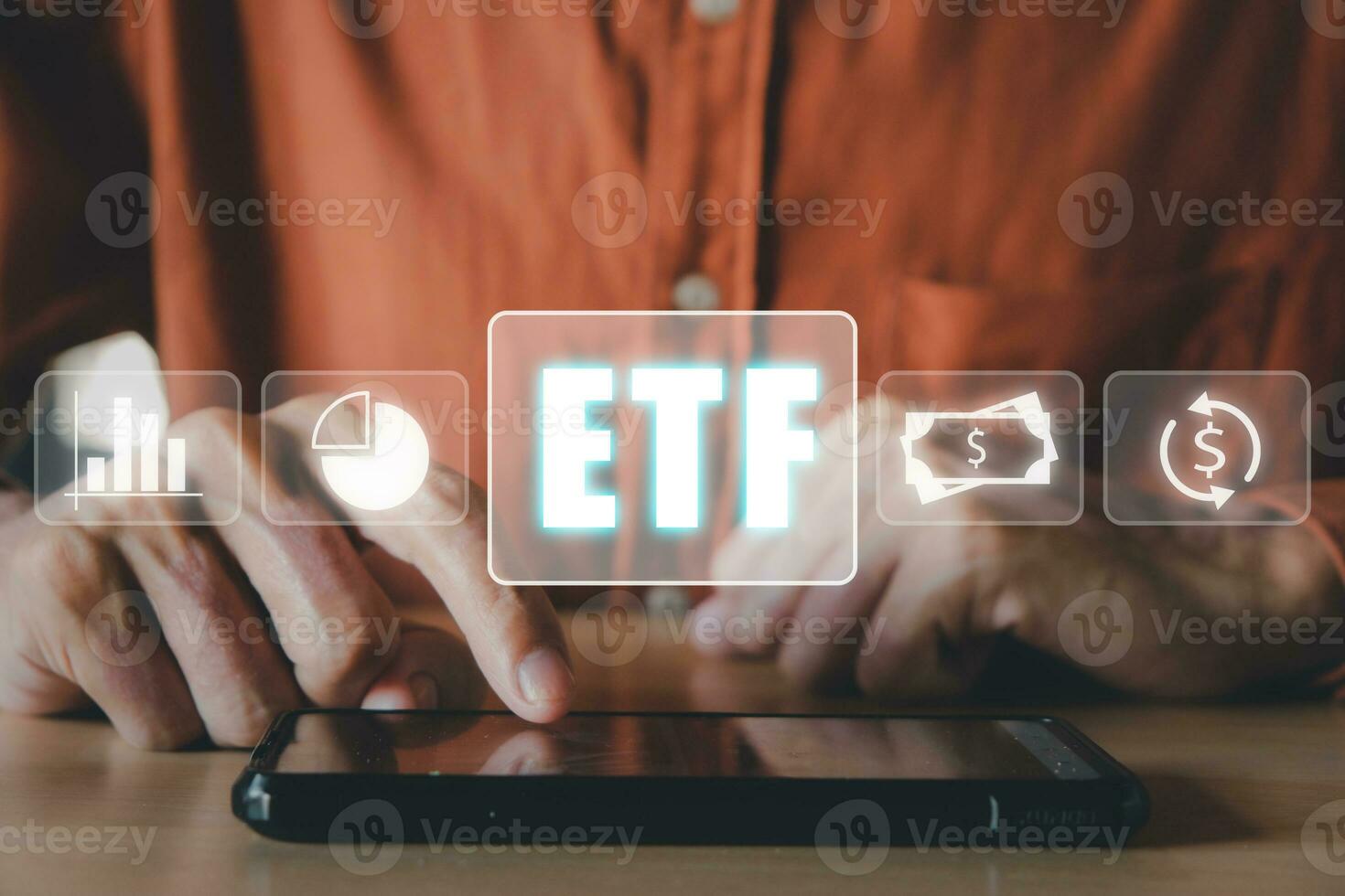 etf échange négociés fonds Stock marché commerce investissement financier concept, homme en utilisant intelligent téléphone avec Icônes de etf sur vr filtrer. photo