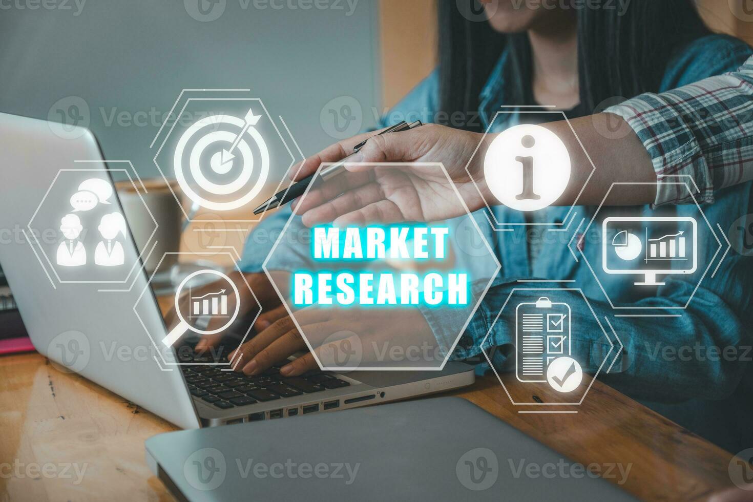 marché recherche concept, affaires équipe en utilisant portable ordinateur sur Bureau bureau avec marché recherche icône sur virtuel filtrer, affaires financier, Stock marché. photo