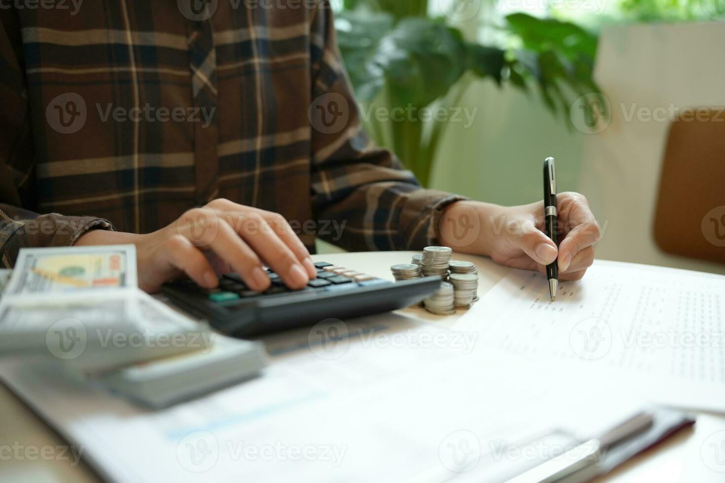 économie argent. homme d'affaire comptable Vérifier croissance affaires et économie argent empilage pièces de monnaie avec calculatrice. comptabilité concept photo